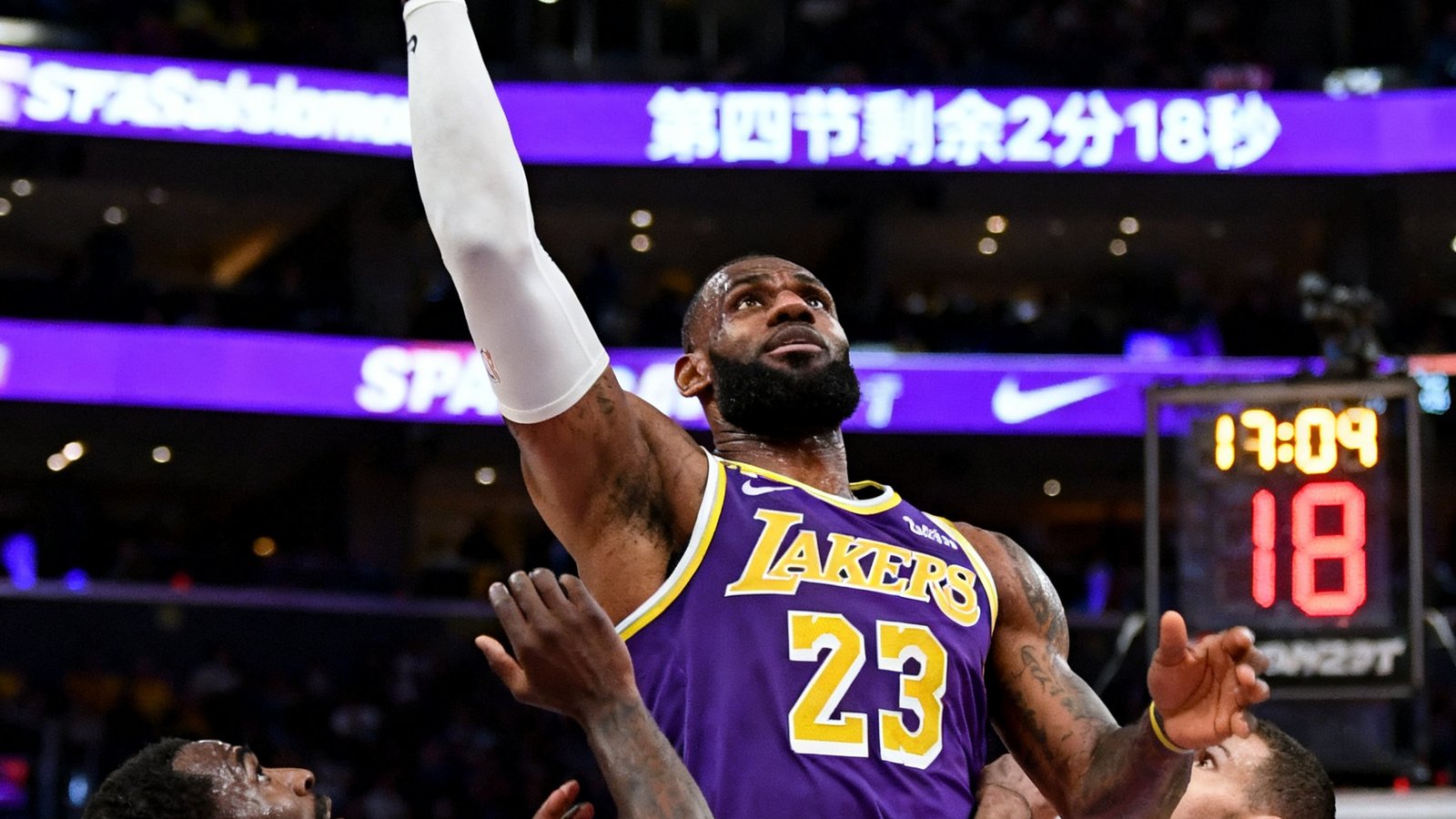 NBA西部半决赛湖人vs勇士G3精彩回放缩略图，詹姆斯在双人包夹下后仰跳投命中的特写画面，斯台普斯中心紫色灯光映照全场，计时器显示第四节剩余2分18秒